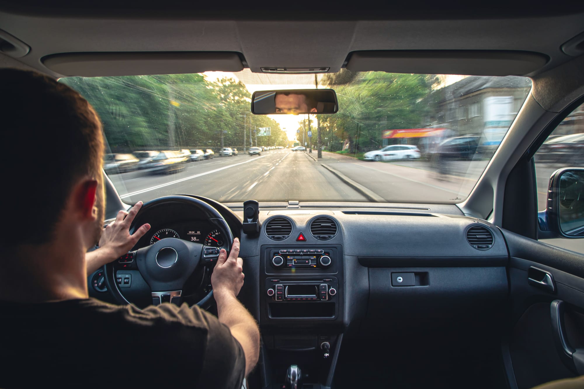 Élève conduisant sur une voie rapide